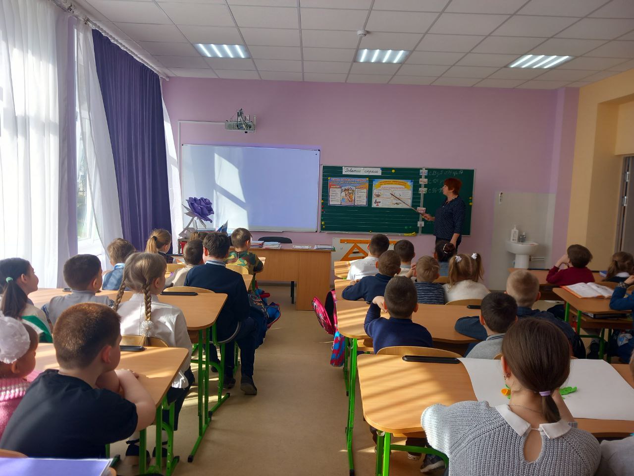 На детской площадке.