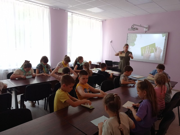 Занятие оригами.